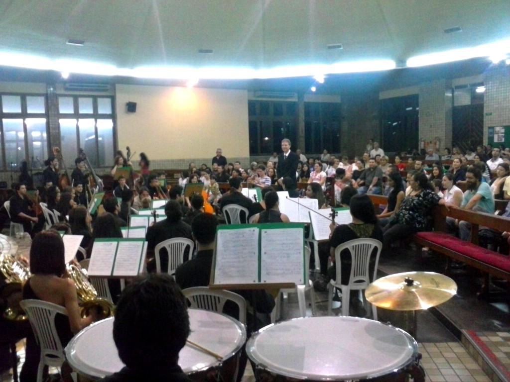 O maestro da UEA Sinfônica, Adroaldo Cauduro, conduziu o Concerto Sinfônico na Igreja do Colégio Dom Bosco de Manaus, no sábado, dia 20 de outubro.