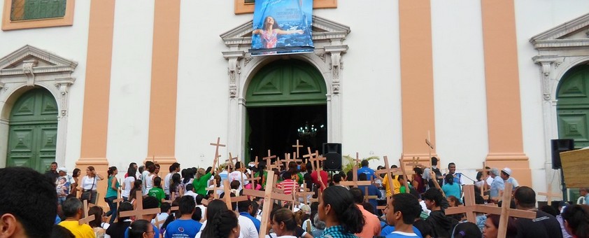 Ato reuniu católicos especialmente os jovens no Centro histórico de Manaus carregando cruzes.