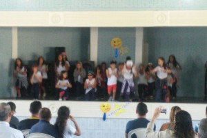 Alunos do Colegio Dom Bosco Leste homenageiam os pais com uma divertida dança